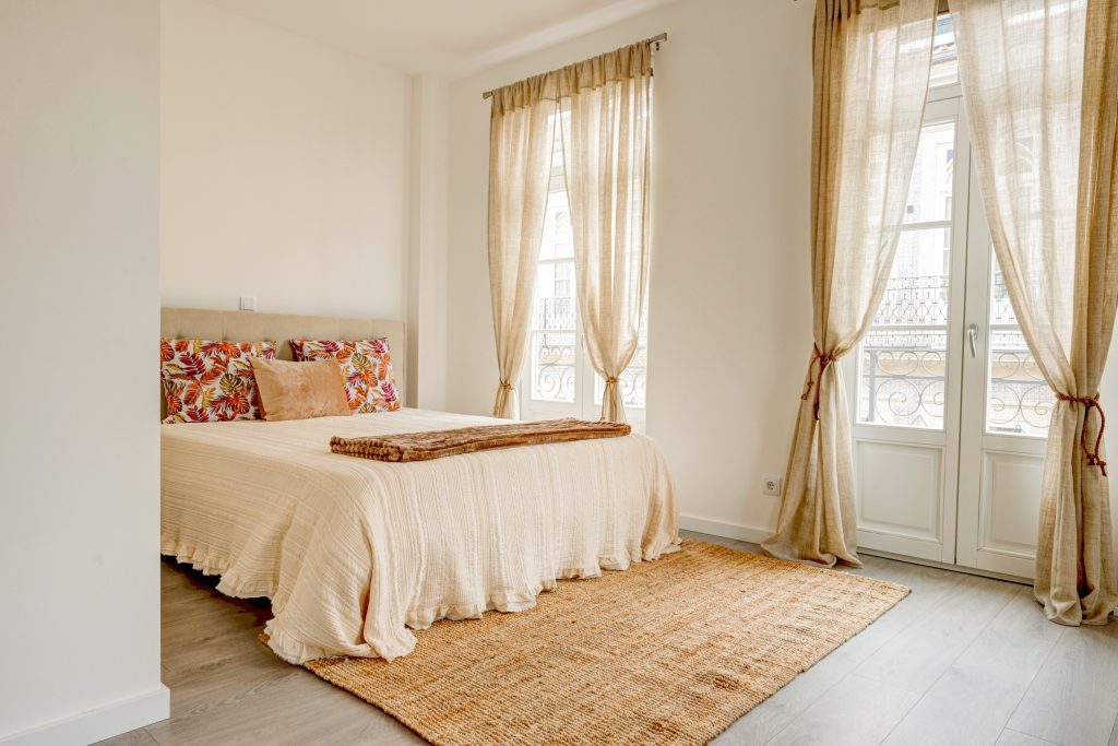 Elegant City House é uma moradia recentemente remodelada e totalmente equipada. Esta casa T2 combina conforto, elegância e localização excecional — perfeita para quem quer viver a cidade a pé e sentir a sua verdadeira essência. Cada detalhe foi pensado para o seu bem-estar: ❄️ Ar condicionado em todas as divisões 📶 Wi-Fi (fibra) de alta velocidade 📺 TV e cozinha totalmente equipada 🚗 Estacionamento gratuito nas imediações Os dois quartos garantem conforto e privacidade — um deles é uma suíte com casa de banho privativa — ideais para casais, famílias ou amigos que viajam juntos. A sala de estar e jantar convida a momentos de harmonia e partilha, e a cozinha moderna, equipada com tudo o que precisa, está pronta para que se sinta verdadeiramente em casa. 📍 Localização imbatível: 100 m da Ponte Romana e do Km 0 da Estrada Nacional Em frente ao Jardim Público de Chaves 750 m das Termas de Chaves, o destino ideal para relaxar E porque queremos que aproveite ao máximo, a Elegant City House oferece um roteiro exclusivo de parceiros locais, com descontos em restaurantes, bares, Termas de Chaves, atividades e produtos regionais. Uma forma autêntica de descobrir Chaves na sua essência mais pura — com o conforto, o bem-estar e a elegância que merece.